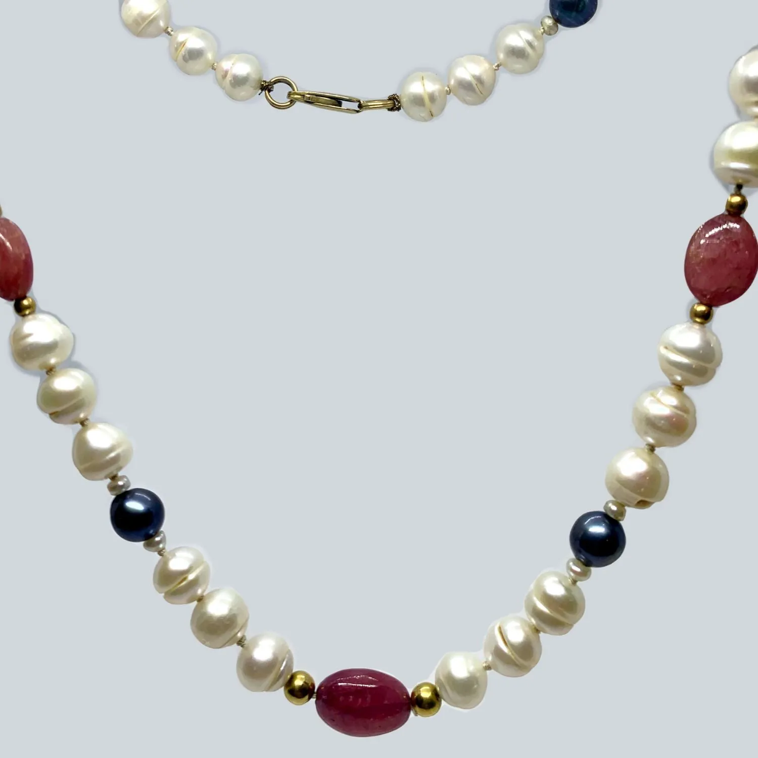 Pearls and ruby in 18K yellow gold