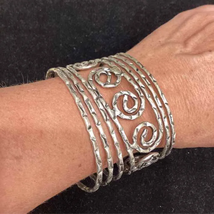 Silver Cuff [Costume]